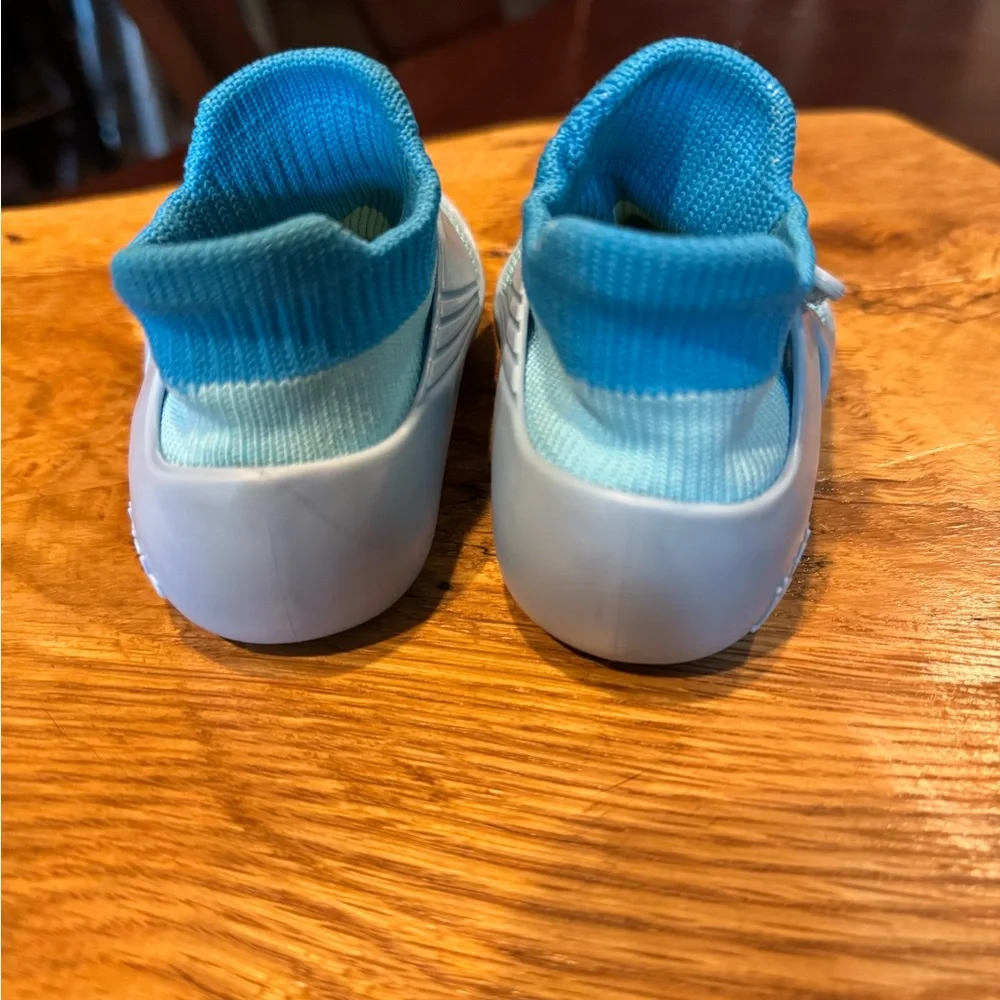 Jbirds Stand to Walk Blue Striped Kids Shoes in their size 4